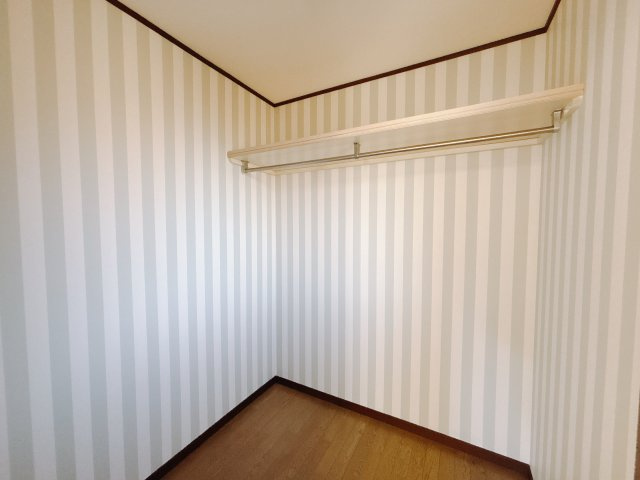 ■WIC｜お気に入りのお洋服もシワを作らずきれいに管理ができる夢のウォークインクローゼット！今お使いの収納ケースもスッポリそのまま収まる広さです♪