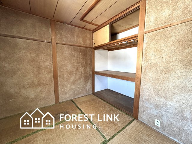 収納もたっぷりできる大きい押し入れ付きのお部屋です。