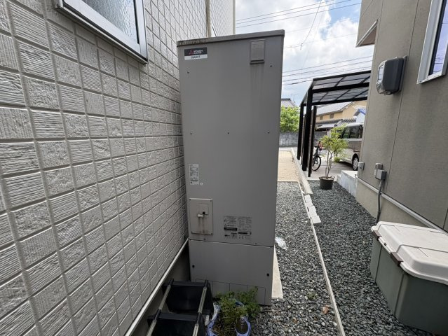 省エネ性能に優れたエコキュートを採用しており光熱費を抑えながら効率よくお湯を使用可能。敷地側面に設置されているため生活動線を妨げにくくメンテナンススペースも確保された配置です。