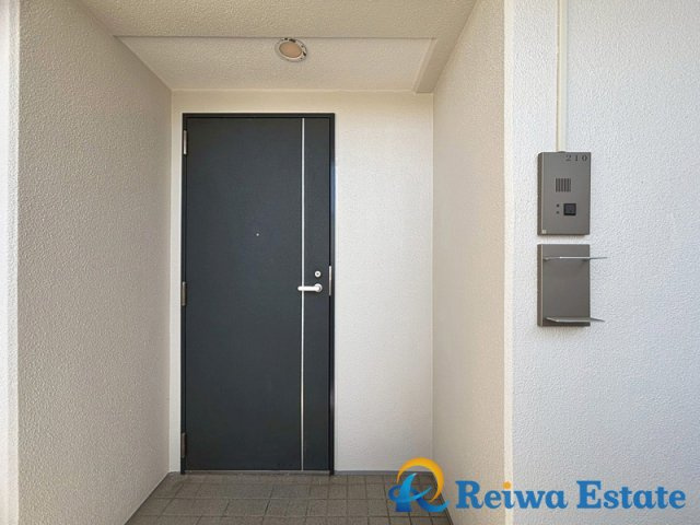 玄関前の人の行き来が少なく、比較的静かでプライバシーを守りやすいメリットのある角部屋。