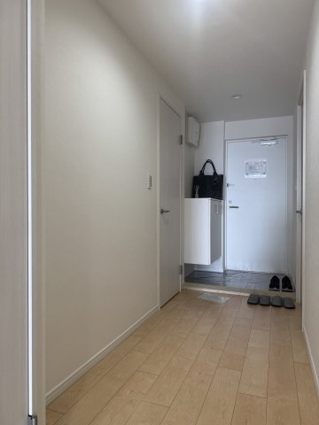 清潔感ある玄関が心地よく迎える、整った住まいの入口
