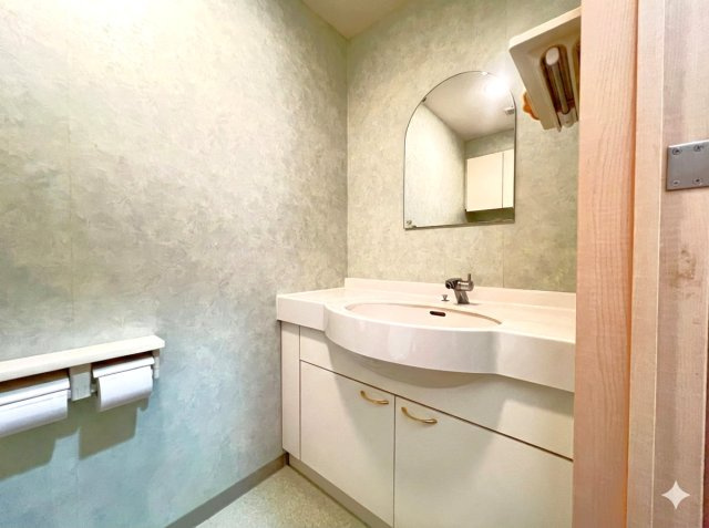 トイレは上階と下階の2か所にございます。