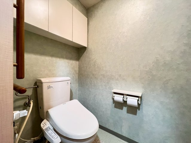 トイレは上階と下階の2か所にございます。
