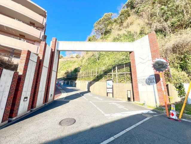 当マンションには専用のエントランスゲートがございます。