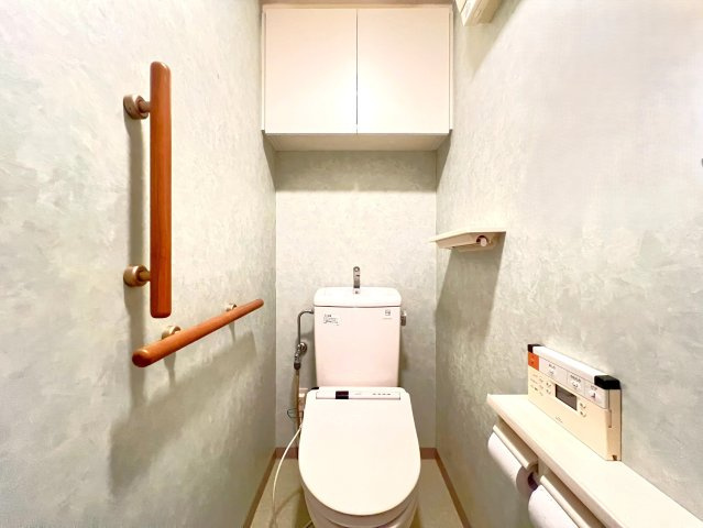 トイレは上階と下階の2か所にございます。