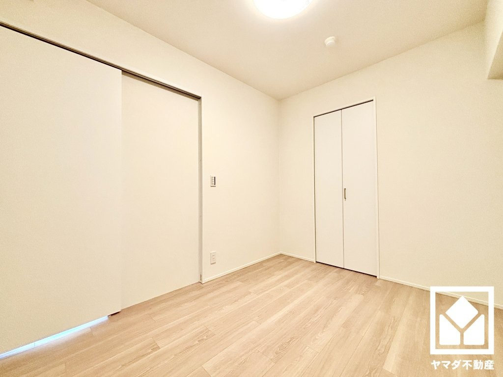約4.5帖の東側洋室です。全居室にクローゼットがございますので、お部屋の広さを最大限に活用できます。