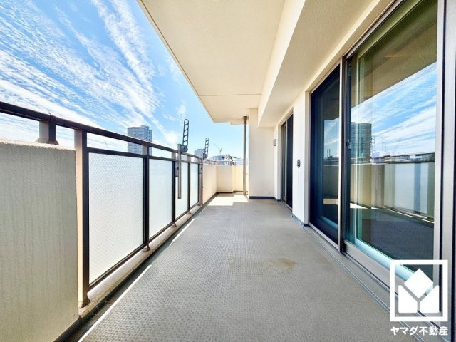 南向き・北西向きの2面引き回しバルコニーで陽当たり、風通し良好。奥行きがあり広々としているため、お洗濯物をたっぷりと干す事ができます。