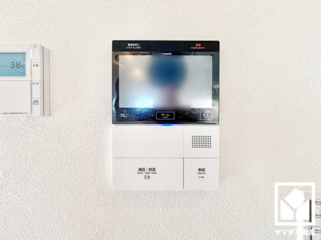 突然の来訪時にも防犯面で心強いモニター付きインターホンを設置。お留守番中のお子様も、室内からスムーズに相手の確認ができます。