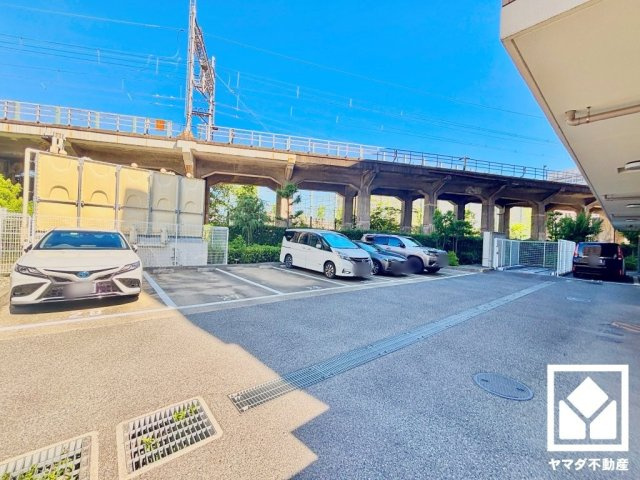 敷地内に駐車場を設置（月額1000円～13000円）。重い荷物や雨の日の移動もスムーズで、快適なカーライフを実現。空き状況等の詳細は弊社スタッフまでお気軽にお問い合わせください。