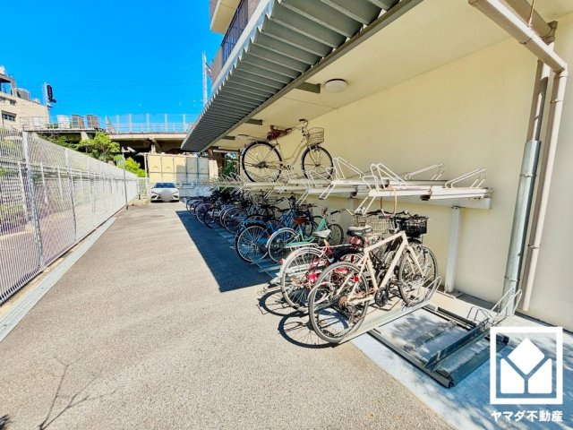 サイクルラック付きの駐輪場を設置。スッキリ整理されて、自転車同士が接触・転倒しにくい設計です（月額100円～300円）。バイク置き場もございます（月額410円～910円）。