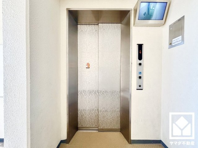 スムーズな移動を叶えるエレベーター。毎日の生活にゆとりをもたらす、快適な暮らしの動線をサポートします。防犯カメラが設置されておりセキュリティにも配慮されています。