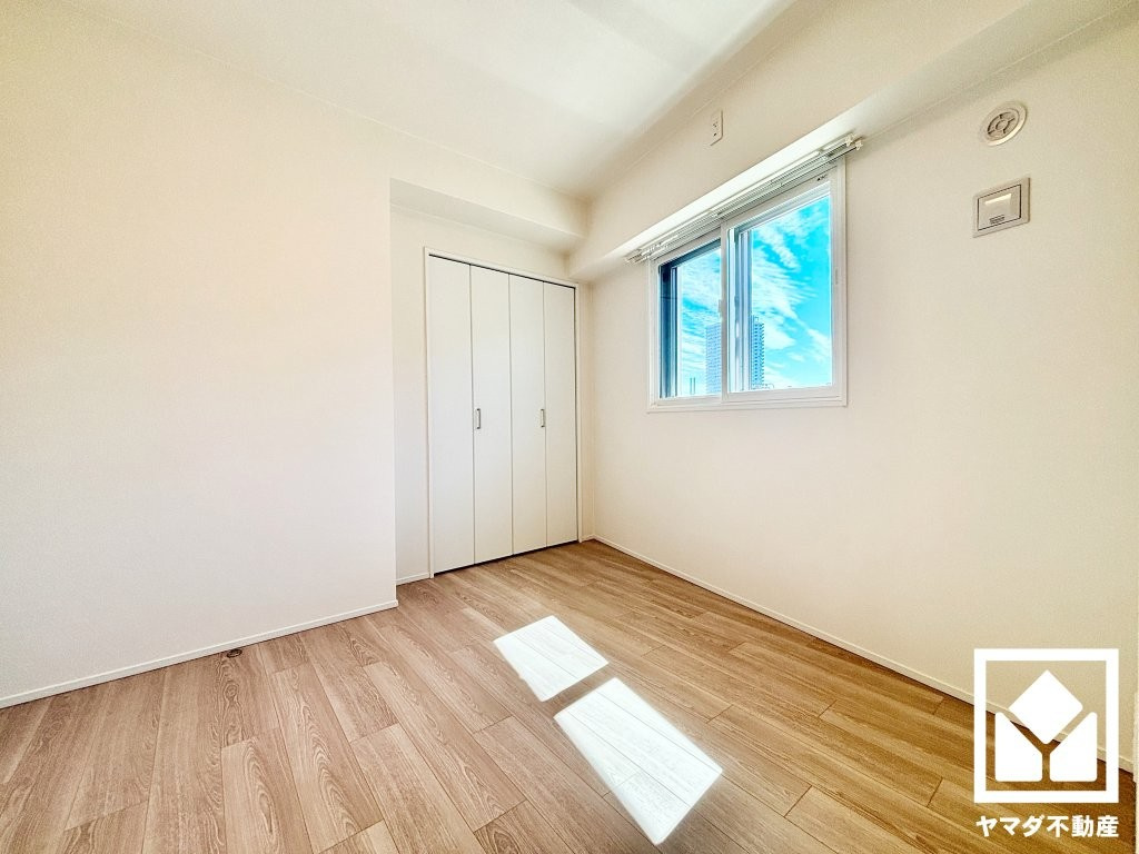 約6帖の洋室です。柔らかな光が差し込むお部屋で、快適で落ち着いた生活をお送りいただけます。