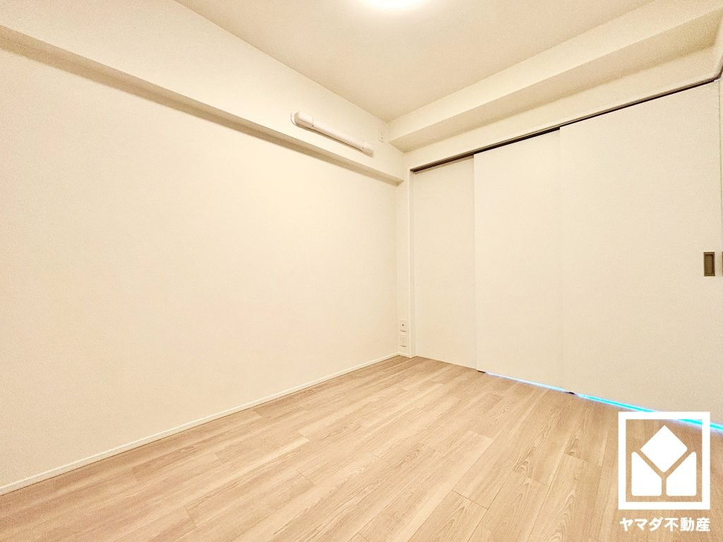 約4.5帖の東側洋室です。リビングに隣接する引き戸のお部屋で、一体利用も可能です。