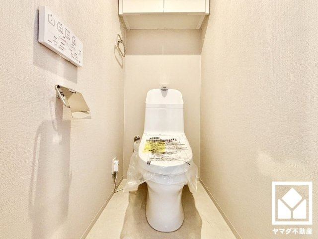明るく清潔感溢れるトイレです。温水洗浄便座付きで、季節を問わずいつでも温かい便座をお使いいただけます。