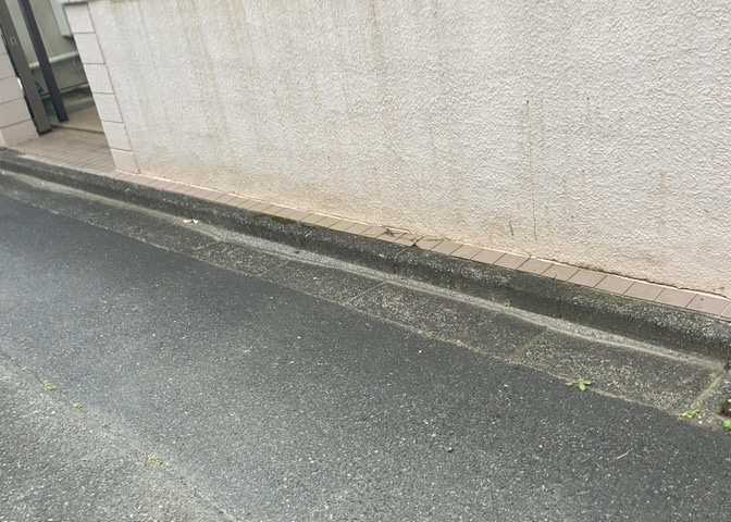 庭のある家に住むことのメリットとして、子どもたちの遊び場を確保できること、ガーデニングや家庭菜園を楽しめること、明るさを確保できることがあります。また、配置を工夫することでプライバシーが確保できます。