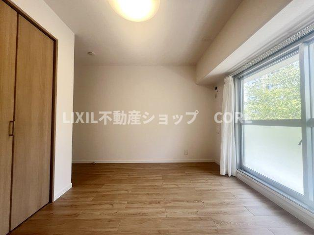 大きな窓からは快適な光を取り入れ、通気性能を上げる事で居心地の良い空間を演出します。