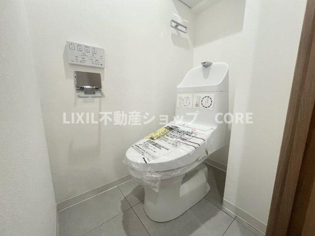 トイレはウォシュレット標準の節水トイレで、デザイン性・清掃性に優れたトイレを採用。
