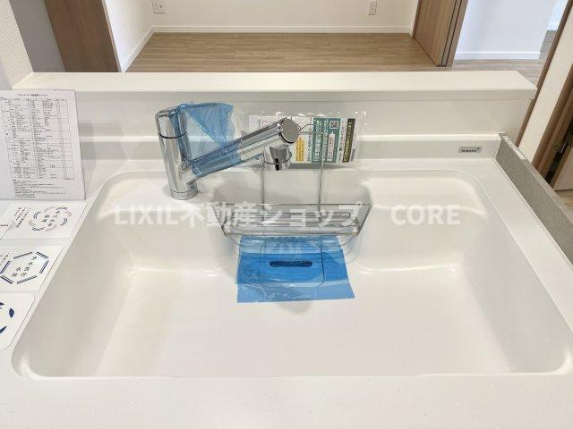 浄水と水道水を切り替えて使用できるスッキリとしたデザインの浄水器一体型水栓。