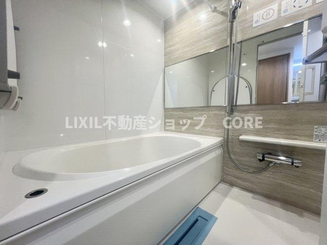 ご家族との憩いの場として、一日の疲れを癒す場として、ゆったりと足を伸ばしてくつろげる浴室。