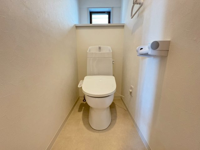 落ち着いた色調のトイレです。