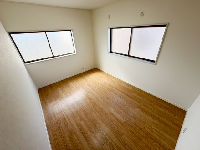 約6帖の洋室です。2階に3部屋の洋室がございます。全部屋収納ございます。