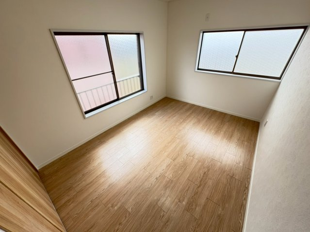 約6帖の洋室です。2階に3部屋の洋室がございます。全部屋収納ございます。