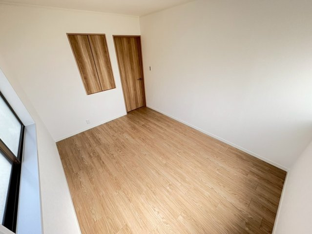 約6帖の洋室です。2階に3部屋の洋室がございます。全部屋収納ございます。