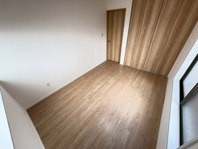 約6帖の洋室です。2階に3部屋の洋室がございます。全部屋収納ございます。
