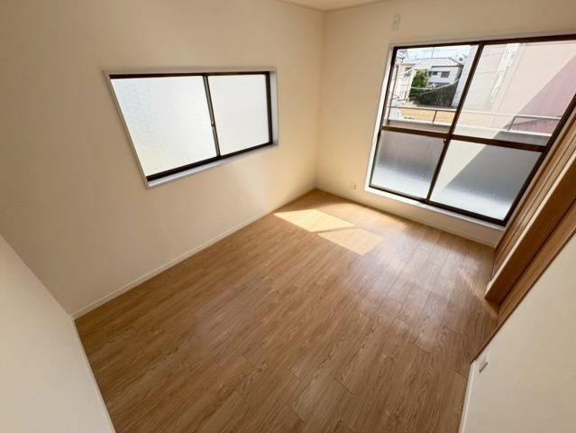 約6帖の洋室です。2階に3部屋の洋室がございます。全部屋収納ございます。