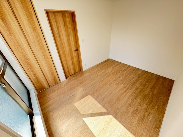 約6帖の洋室です。2階に3部屋の洋室がございます。全部屋収納ございます。