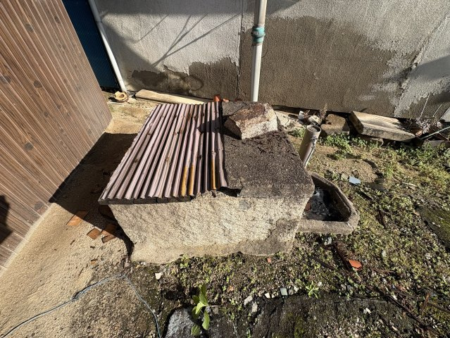 敷地内には昔ながらの井戸が残っています。排水は現状汲取りとなっていますが、前面道路まで公共下水が整備されており、引込みも可能。建築計画に合わせて、上下水道設備の整備や再利用など柔軟に検討できます。