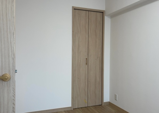 ゆったりと休める約6.1帖の洋室です。クローゼットがしっかりと設置されているため、お部屋を広く使うことができます。静かで落ち着いた環境が整っており、心地よい睡眠をサポートする快適な寝室空間です。