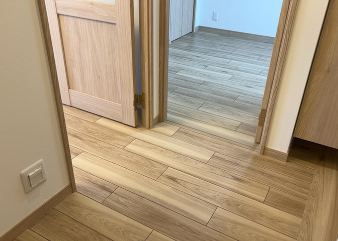 室内は全居室フローリング仕様となっており、見た目にも美しくお手入れも簡単です。明るく清潔感あふれる内装デザインで、どのような家具やインテリアにも合わせやすく、心地よい居住空間を演出してくれます。