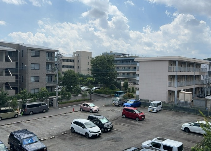 3階バルコニーからの眺望です。緑豊かな住宅地に位置しており、心地よい風と明るい陽射しを感じられます。前面に大きな遮るものがなく、開放感のある風景を見渡しながら、ゆったりとした時間を過ごせます。