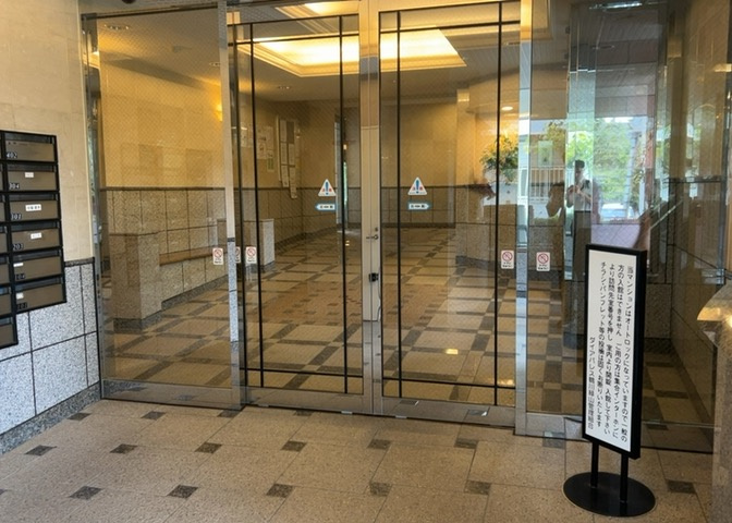 清潔に管理されたエントランスです。建物の移動をスムーズにするエレベーターが設置されており、お買い物の荷物が多い日や上階への昇り降りも安心です。防犯面にも配慮された安心感のあるアプローチ部分です。