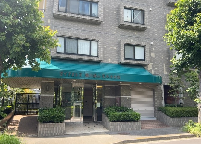 空家となっておりますので、実際の室内や陽当たり、周囲の住環境などをじっくりとご見学いただけます。スーパーのグルメシティ鶴川緑山店まで徒歩5分など、暮らしやすいロケーションも魅力的なポイントです。