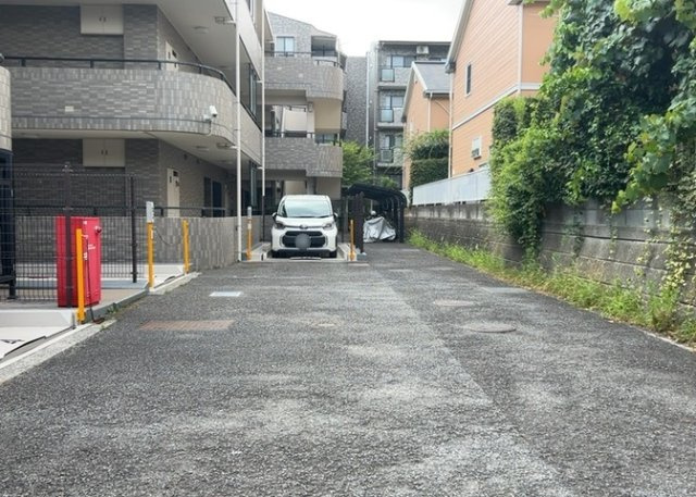 敷地内には月額12000円で利用できる平置き駐車場がございます。お車の出し入れがしやすく、大型のお買い物や雨の日のお出かけ時にも重宝します。空き状況や車両サイズ等につきましてはお気軽にご確認下さい。