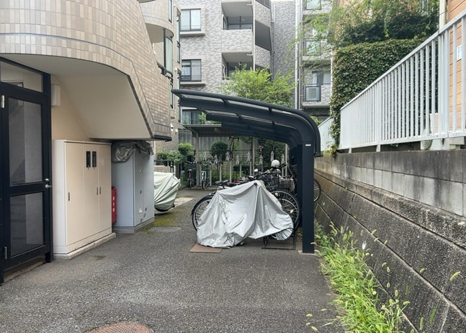 マンション敷地内には便利な駐輪場が整備されています。雨から大切な自転車を守ることができ、通勤通学や近隣への買い物の移動にも役立ちます。空き状況等の詳細については事前に確認されるとより安心です。