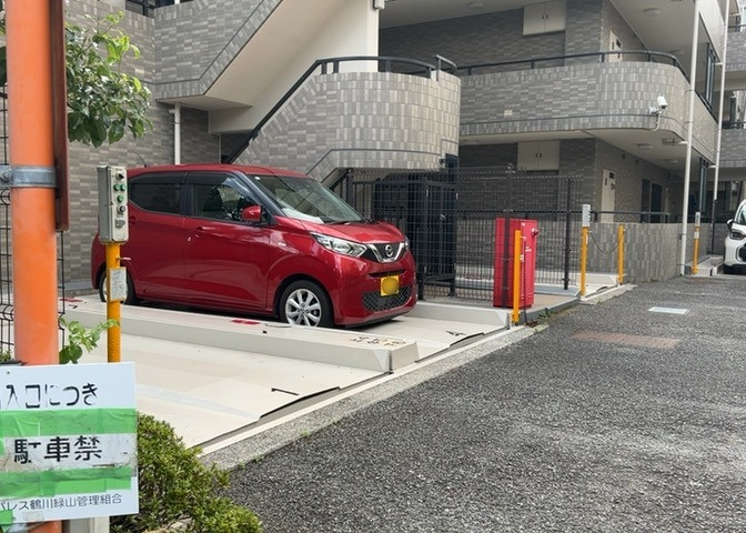 敷地内駐車場は月額12000円で利用可能です。敷地内にあるため、お出かけやご帰宅の際もスムーズに移動できます。利用可能な区画や車の対応サイズなど、詳細につきましてはお気軽にお問い合わせください。