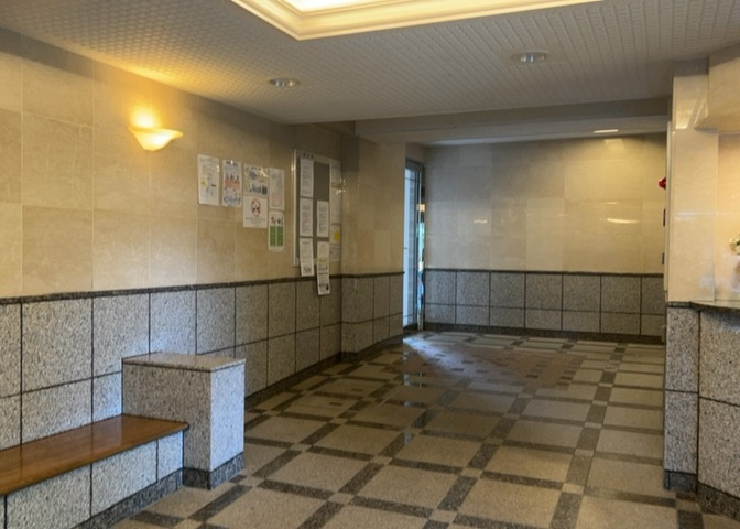日勤管理によりきれいに手入れされた共用空間です。住民同士のコミュニケーションやちょっとした休憩スペースとしてもご利用いただけます。落ち着いた雰囲気が保たれており、日々の暮らしに安心感を与えてくれます。