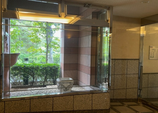 ゆとりある広さが確保されたロビー空間です。日勤の管理員が巡回・清掃を行っており、清潔感のある状態が保たれています。住まう方を温かく出迎え、来訪者にも好印象を与える上品で落ち着いた雰囲気のロビーです。