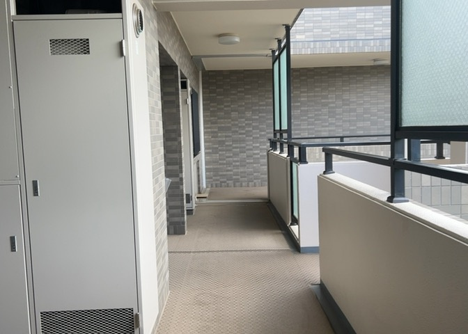 マンションの共用部分は管理組合による適切な清掃・修繕計画により、非常に綺麗な状態が維持されています。ゴミ置き場や廊下などの共用施設も清潔で、住民の方々が気持ちよく生活できるよう管理されています。