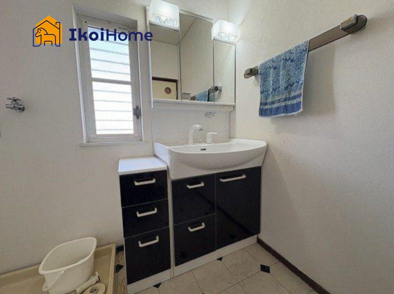 ●年中無休：当日予約可●洗面台はお化粧をする時に便利な3面鏡。隣に便利な収納棚付きです