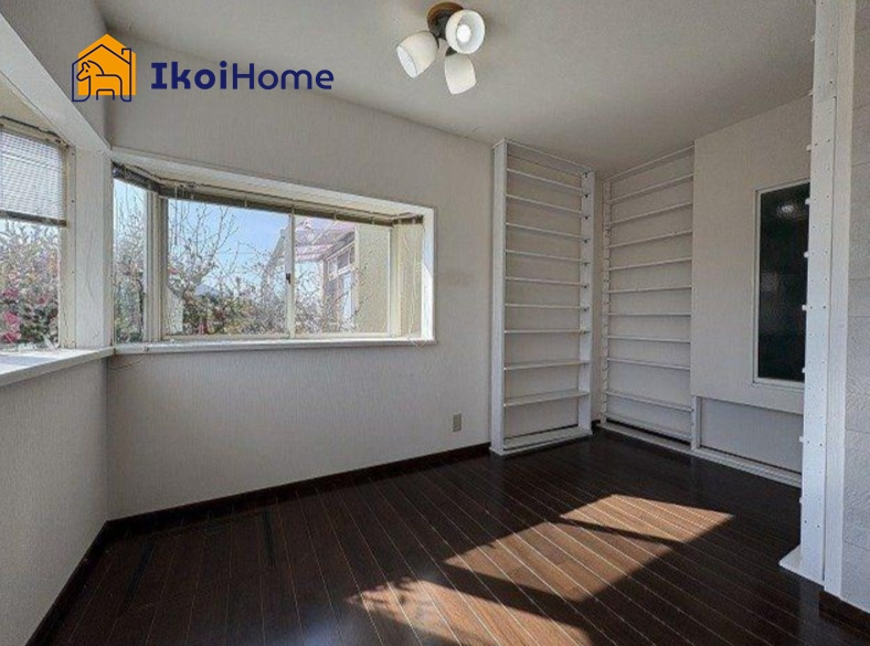 ●年中無休：当日予約可●大きな出窓があり明るい空間♪リビングには便利な可動棚がございます！