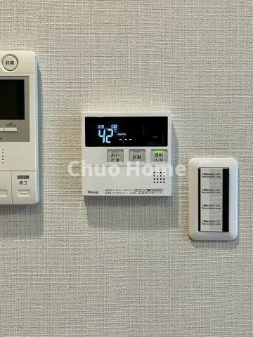 【給湯リモコン】外での一日を忘れさせてくれるオートバス機能でお好みの湯量・温度に調整された浴槽。