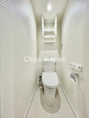 【トイレ】　収納スペースをしっかりと確保した温水洗浄便座機能付きトイレ。温水洗浄便座は清潔にお使いいただくための大切なアイテムです。