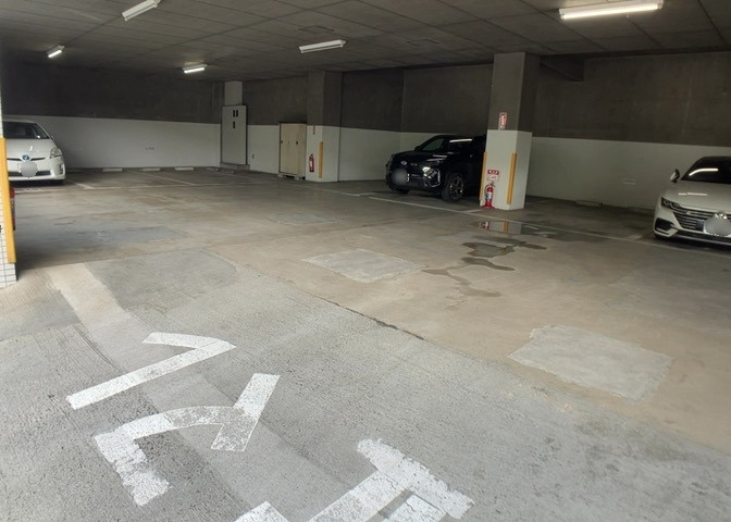 駐車場と明記されていても、最小スペースでつくられた駐車場だと大型車は駐車できなかったり、出入りしにくくなったりする可能性があります。お車のサイズと購入したい物件の駐車場のサイズを現地で確認しましょう。