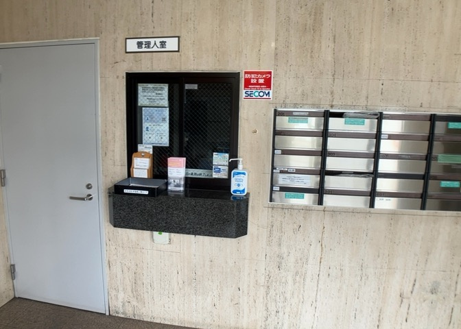 受付はマンションコンシェルジュがいる場合もあれば、管理人が滞在する小部屋を総称して呼ぶことがあります。主にエントランスに設置されていることから、防犯面でも期待ができます。防犯設備がない場合はより安心！