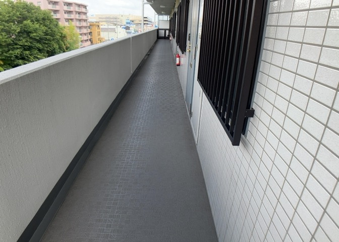 共有部分は、住民なら誰もが使える設備のこと。例えば駐車場やエレベーター、インターネット設備、セキュリティ設備などがあります。他にも、マンションの廊下・外部階段やエントランス・ゴミ置き場などがあります。