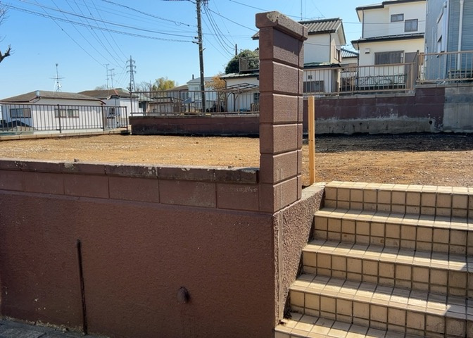 土地の面積＝住宅面積ではありません。建ぺい率の問題などで、土地のある場所によって住宅を建てられる面積は限られています。高さもしかり、「土地」という言葉の中には、建築条件も含まれると考えておきましょう。